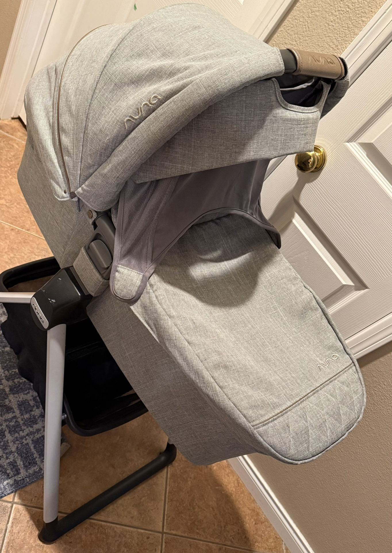 Nuna Bassinet And Stand