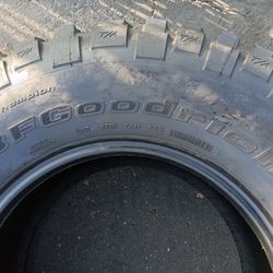 1 Llanta 35 X 12.50 R17 Bfgoodrich All Terrain 