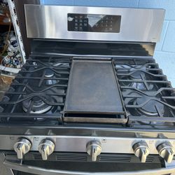 Gas Stove GE 30” Wide .