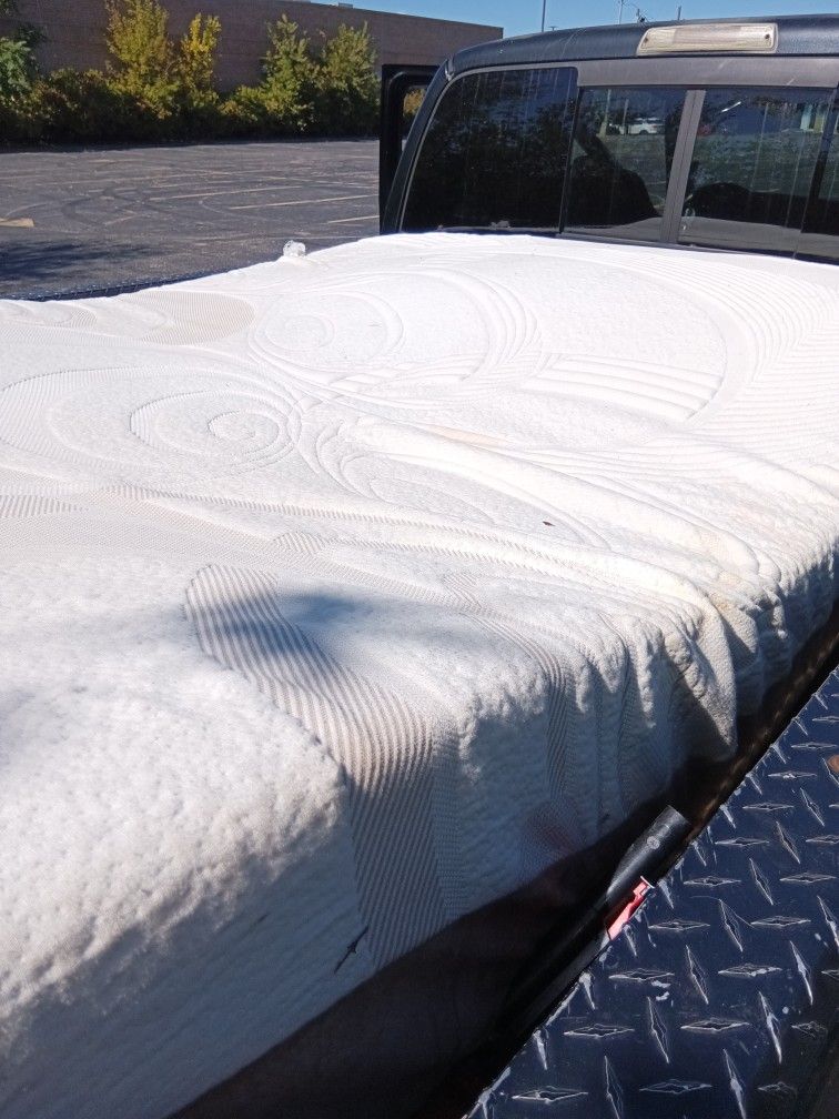 Queen Mattress Foam Hybrid / Advanced Comfort