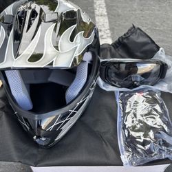 BRAND NEW KIDS Size Large (fits Small Adult) 53-54cm Skull Motorcycle Helmet Goggle And Gloves