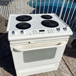 Electric Slide-In 4 Burners 30” Width $ 500.00 Can Deliver And Install 