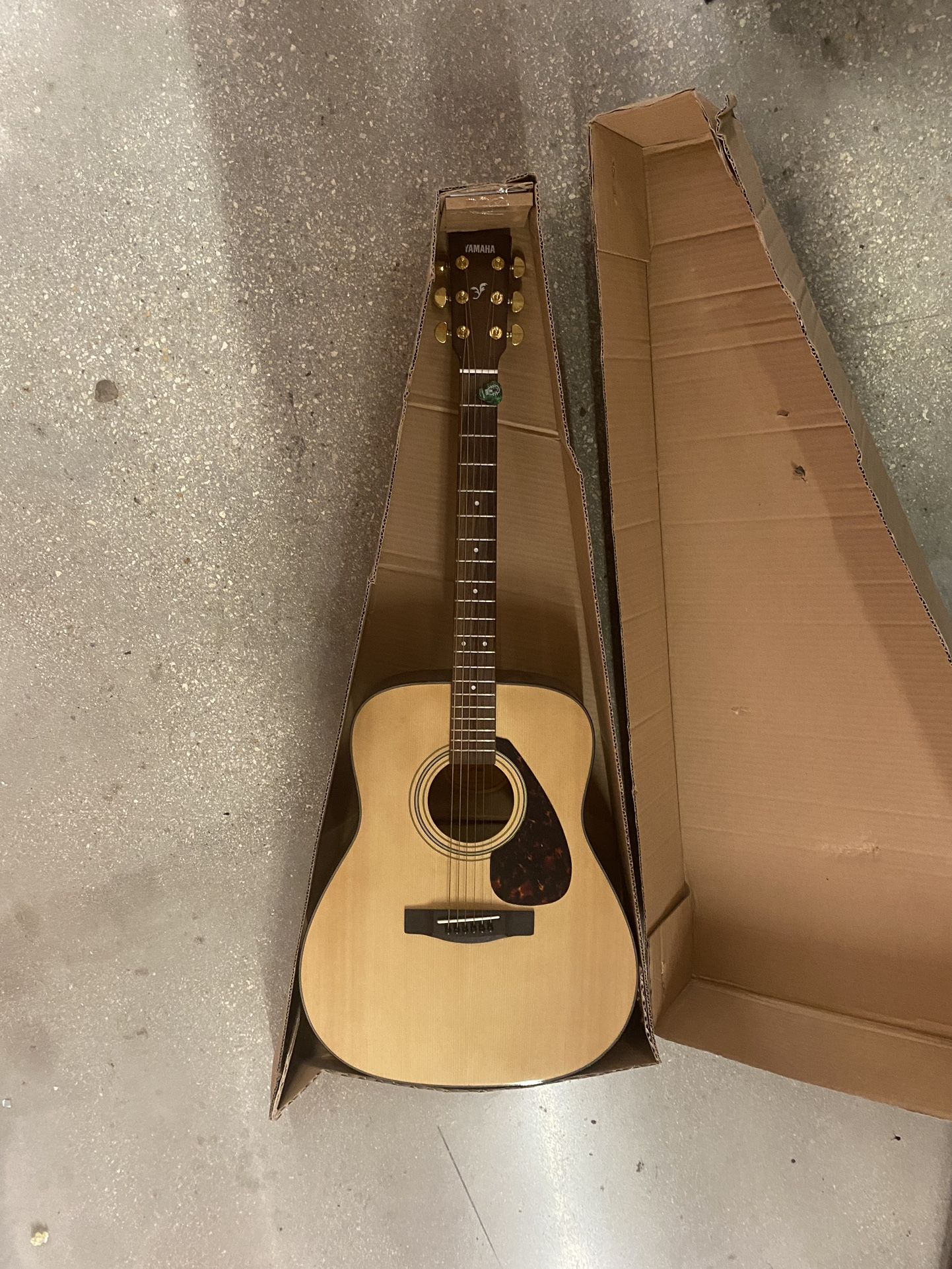 **Yamaha F355 Acoustic Guitar – Like New Condition**
