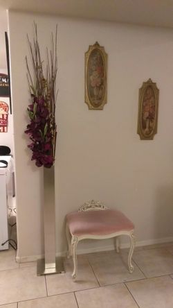 Base de metal con flores