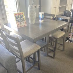 5Pc Dining Room Set 🤍🤍 Easy Financing Available ✅✅