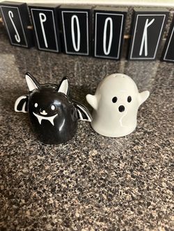 Halloween salt and pepper shakers
