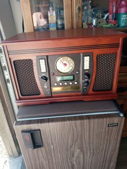 Innovative technology model 1 TBS - 750 record player AM/FM radio and 8-track and CD and CD recorder