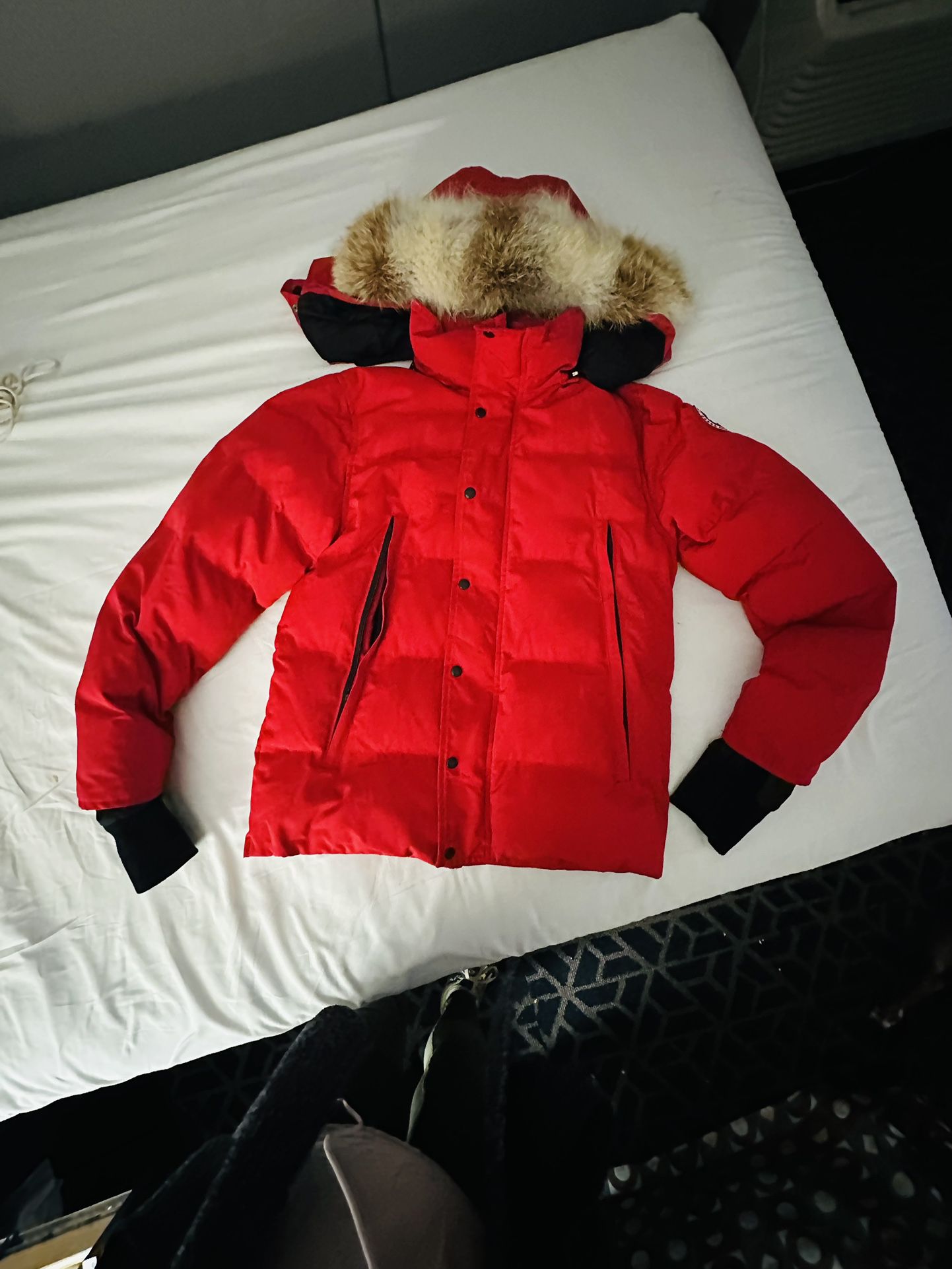 Brand New CANADA GOOSE MENS EXPEDITION LOGO HOODED DOWN JACKET WITH FUR HOOD - XL- NEVER BEEN WORN!