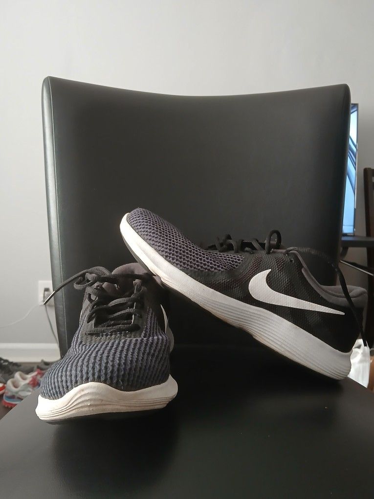 Nike Revolution 4. Black/White. Men Size 10.5W.