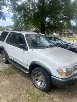 Ford Explorer 1999 good on gas has a small transmission leak radio went out but a easy fix I’m asking for 3000 or best offer