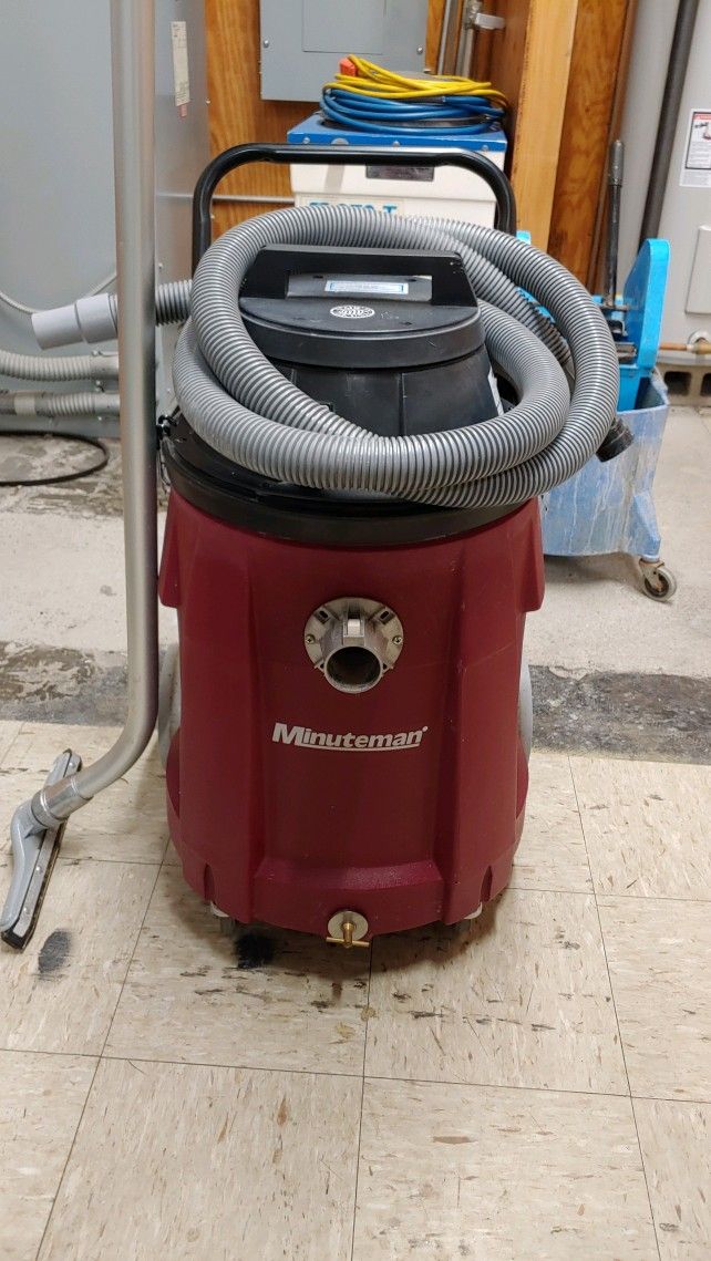 Wet And Dry Vac With Squeegee PERFECT Condition 