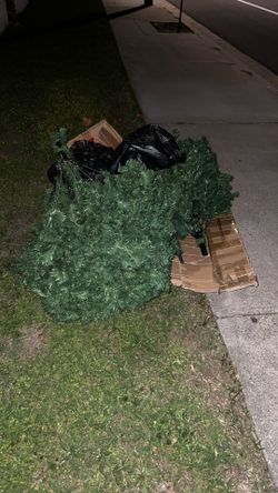 Free Fake Xmas Tree. First Come First Serve. No Idk How Big. 