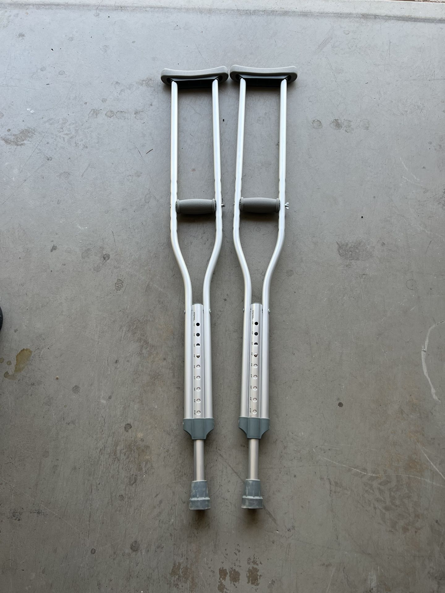 Crutches 5’2” to 5’10” Almost New.