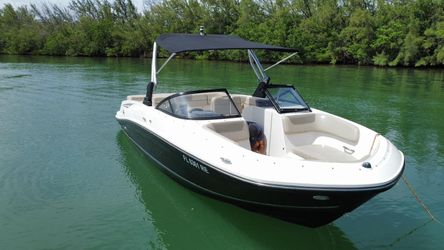 Bayliner VR6 OB 2016 Suzuki 300 HP Boat open White and Black dual console