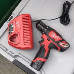 Milwaukee M12 Drill Kit 
