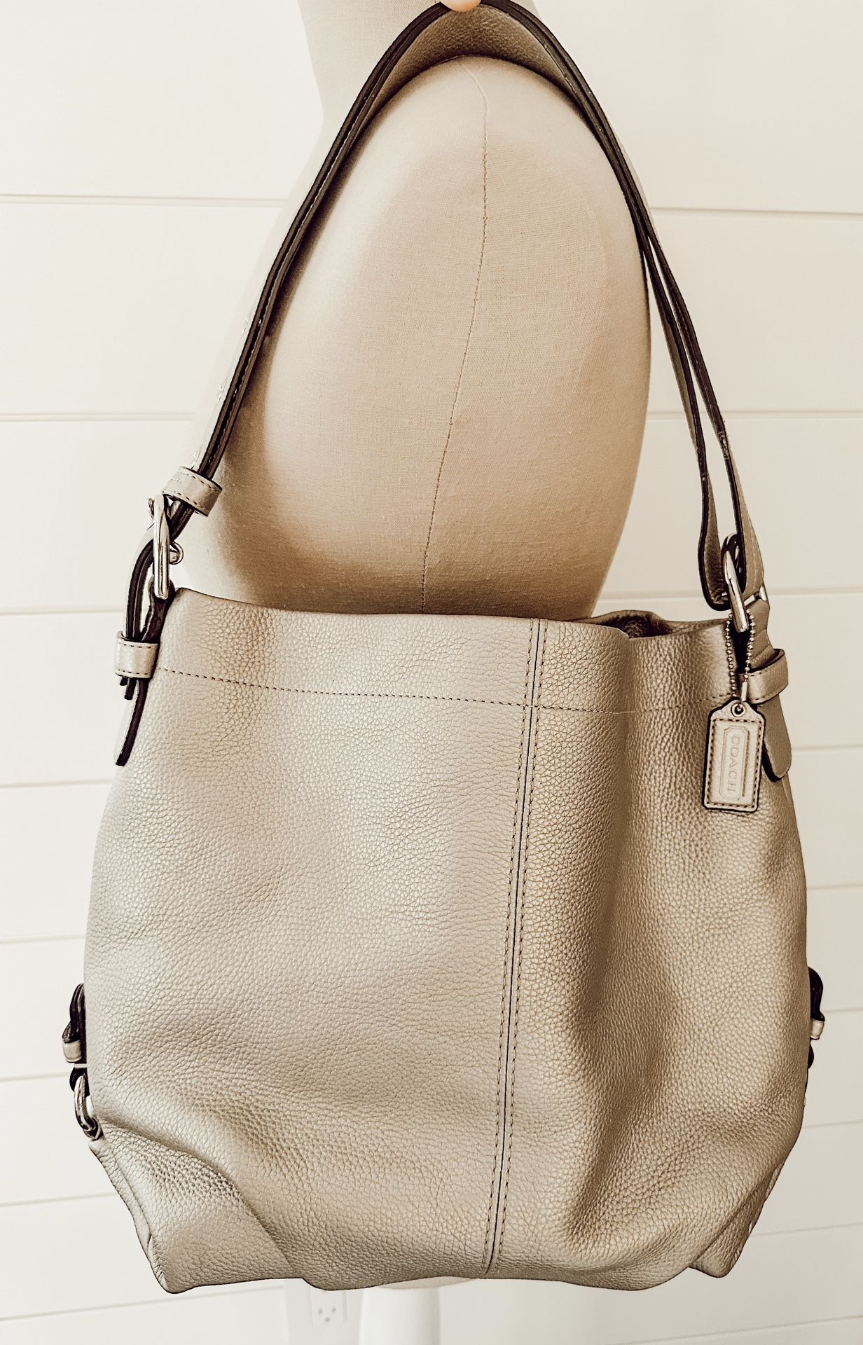 COACH Purse Pewter Pebbled Leather Hobo Shoulder Handbag LIKE NEW Lavendar Lining Adj Strap