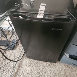  Mini Fridge with Freezer, 3.2Cu.Ft, Single Door Small Refrigerator, Energy-efficient, Low Noise, Mini fridge for Bedroom Dorm and Office, Black