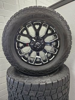 Fuel wheels with LT305/55r20 all terrain tires