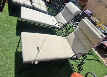 $400 BEAUTIFUL 2 LOUNGE CHAIRS QUALITY LIKE NEW with SUNBRELLA cushions