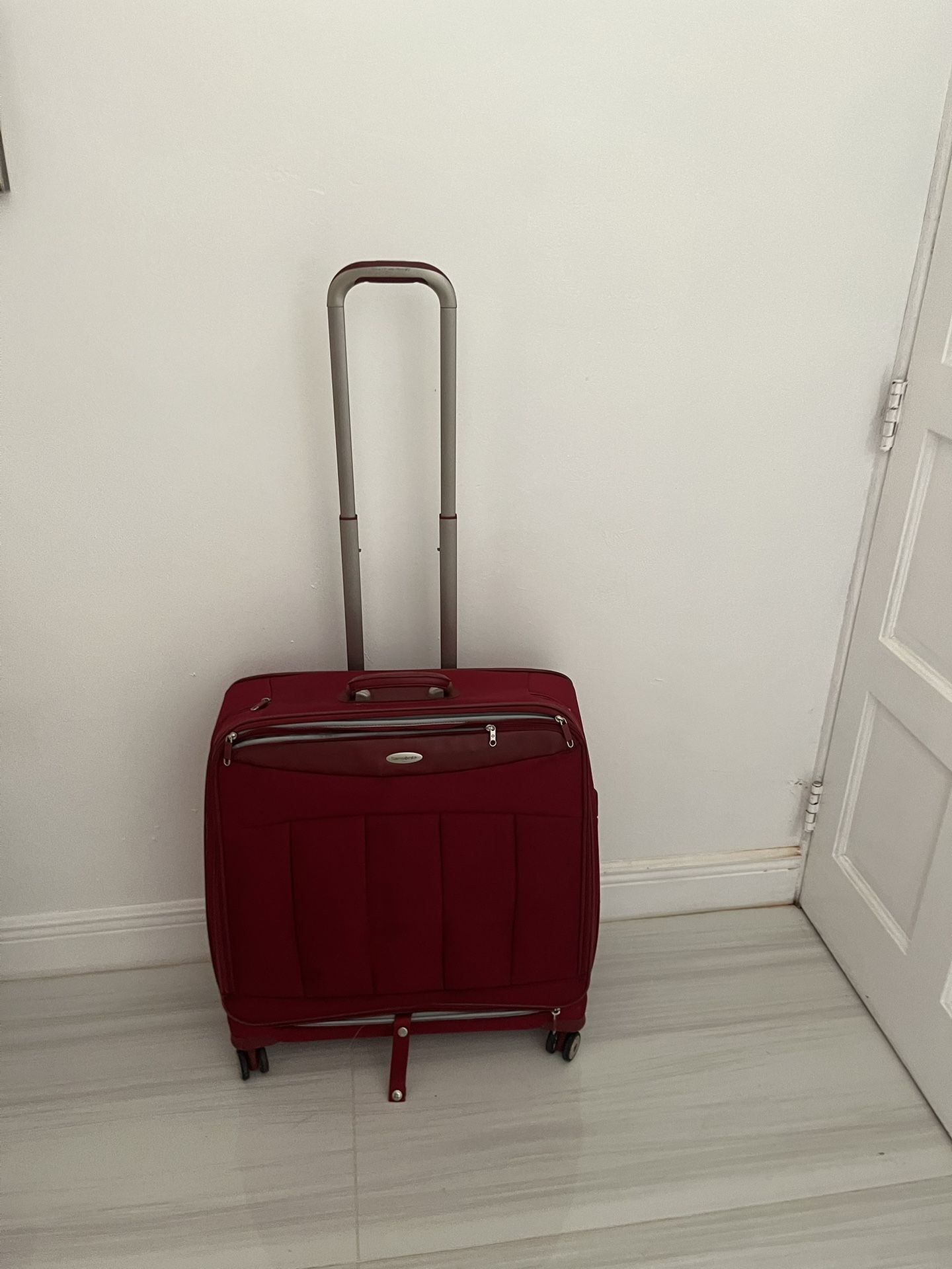 4 Wheel Suit Case In Good Condition