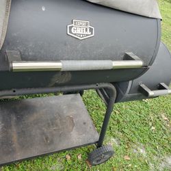 BBQ Grill, Used But VERY NICE. with Smoke Stack And Side Buddy