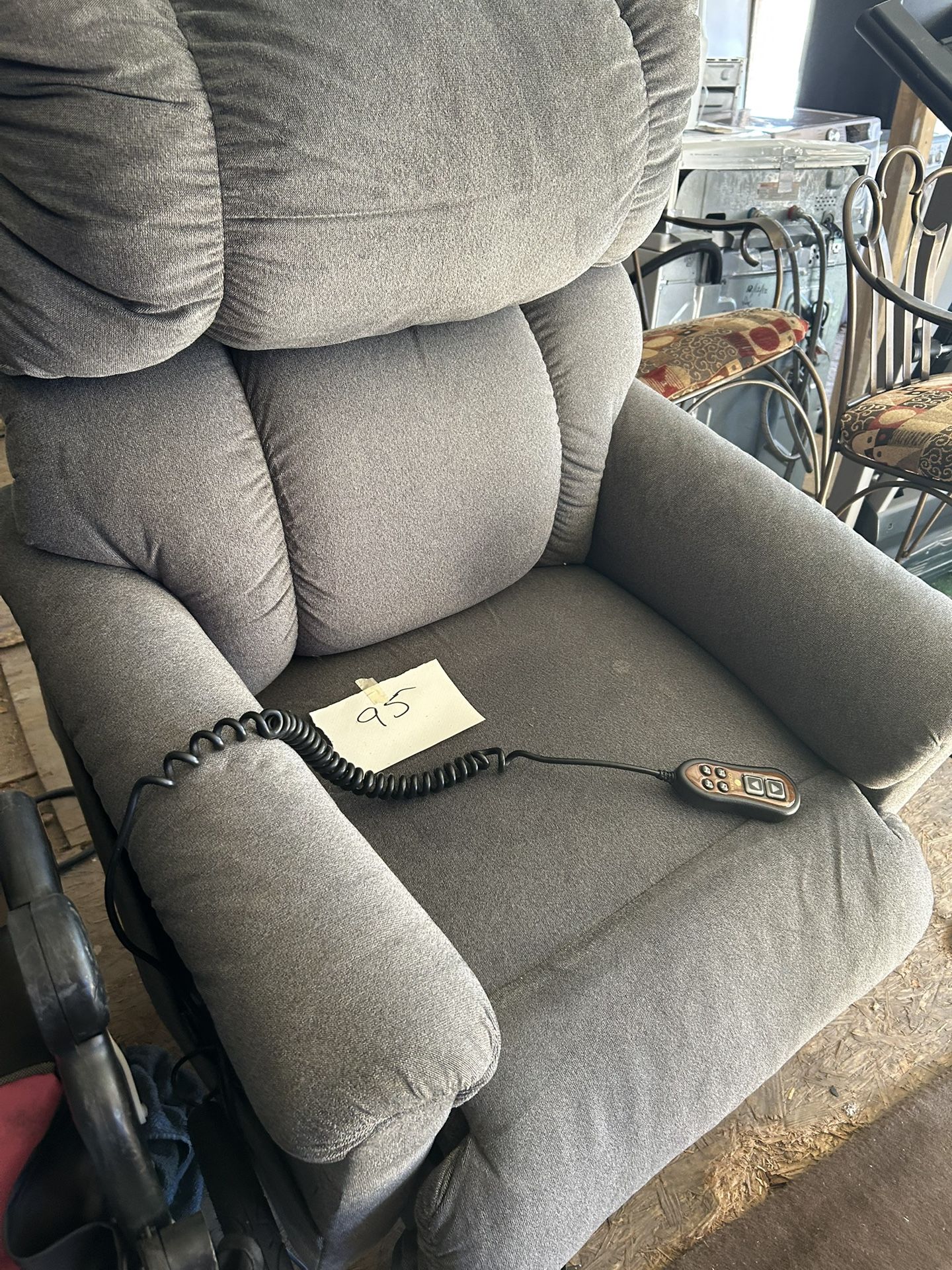 Golden Technologies Lift Chair Recliner With Remote ( Perfect For The Elderly )