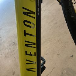 Aventon soltera ebike  Goes 22 MPH Has battery and key  Amazing brakes Runs smoothly 350 watt battery MSRP is 1200