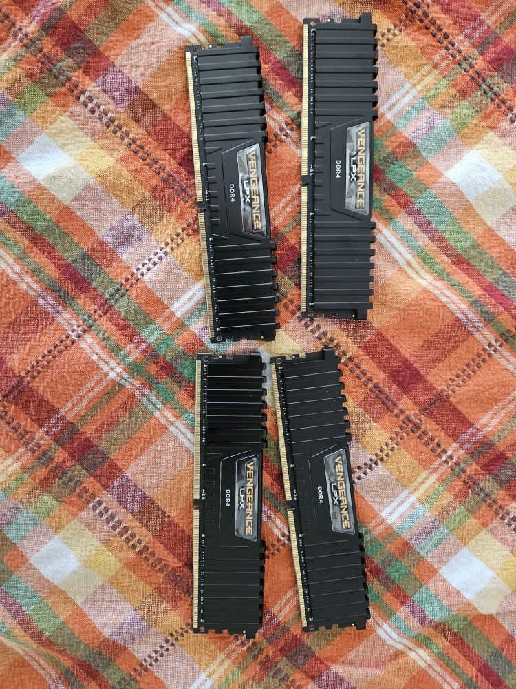 128GB (4x32) RAM Corsair Vengeance LPX DDR4 3600 for Sale in North Las