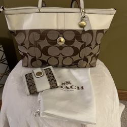 Coach Tote With Signature CC