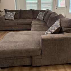 Gray Sectional Sofa/Couch With Chaise