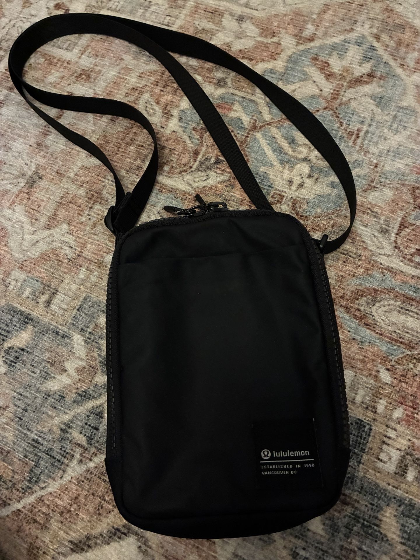 Lululemon Easy Access Crossbody Bag Black Great Travel Bag Pre-Owned Condition