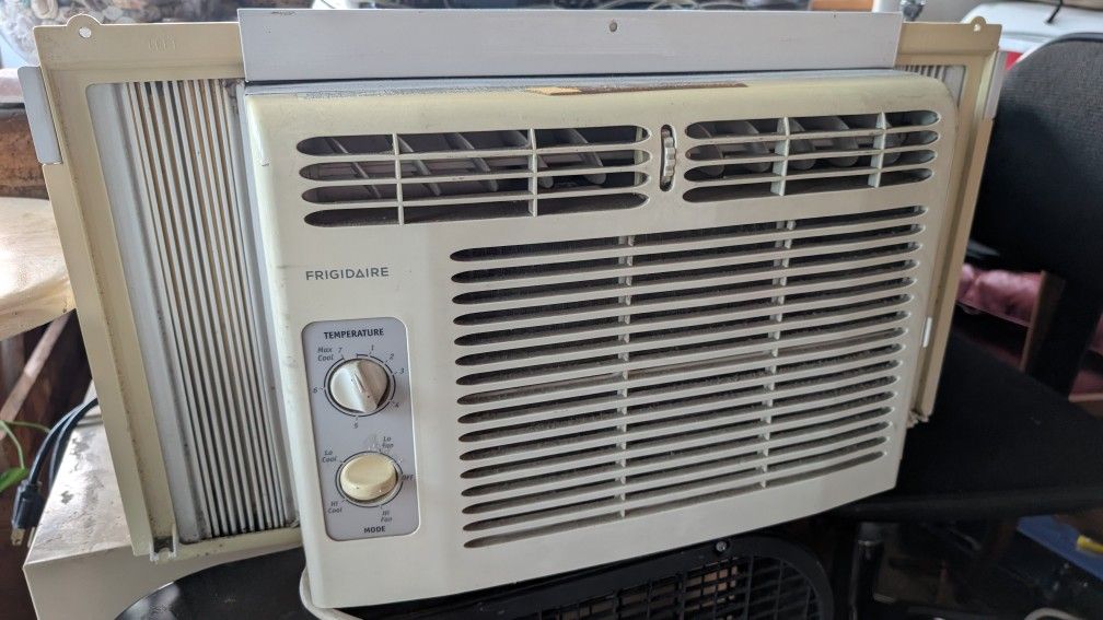 Working Frigidaire AC Unit Window Air Conditioning 5000 BTUs Basic Conditioner Unit 