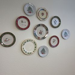 Collection Of Vintage Christmas Plates 