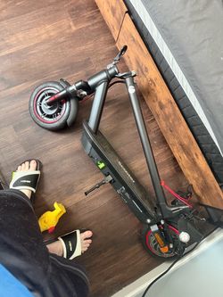 iScooter i10 Electric Scooter — 25 MPH, 650W, Needs Rear Tube ($15 Fix)