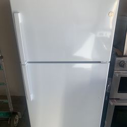 GE REFRIGERATOR 33”