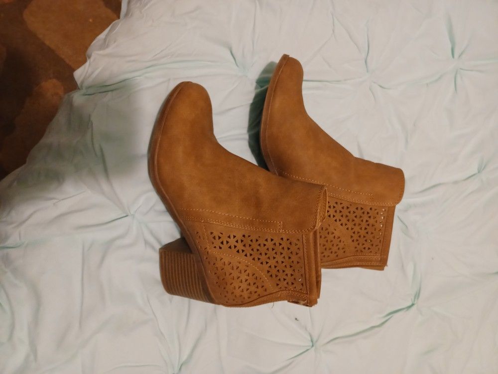 BIG BUDDHA Tan Ankle Booties