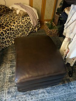 30”24”19” beautiful brand new brown leather ottoman