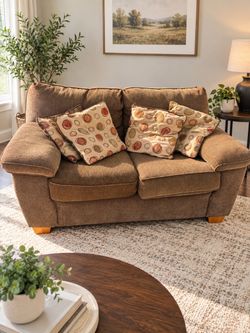 Brown Loveseat Couch w/ 4 Pillows – Clean & Comfortable