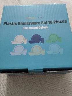 Plastic dinnerware set