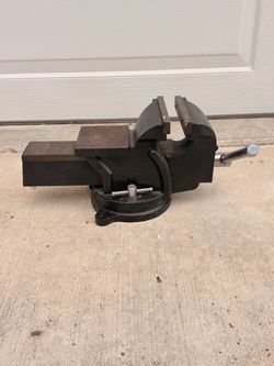 6-inch heavy-duty bench vise with a 360-degree swivel base and integrated anvil