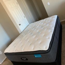 QUEEN BEAUTYREST HARMONY MATTRESS AND FREE BOX SPRING