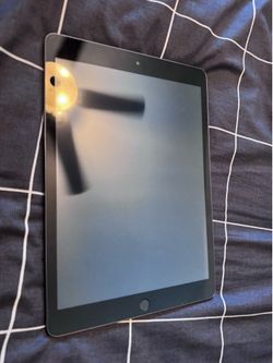 8th gen Ipad + wireless keyboard and case