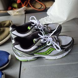 Nike Saucony Grind Tornado Size 9