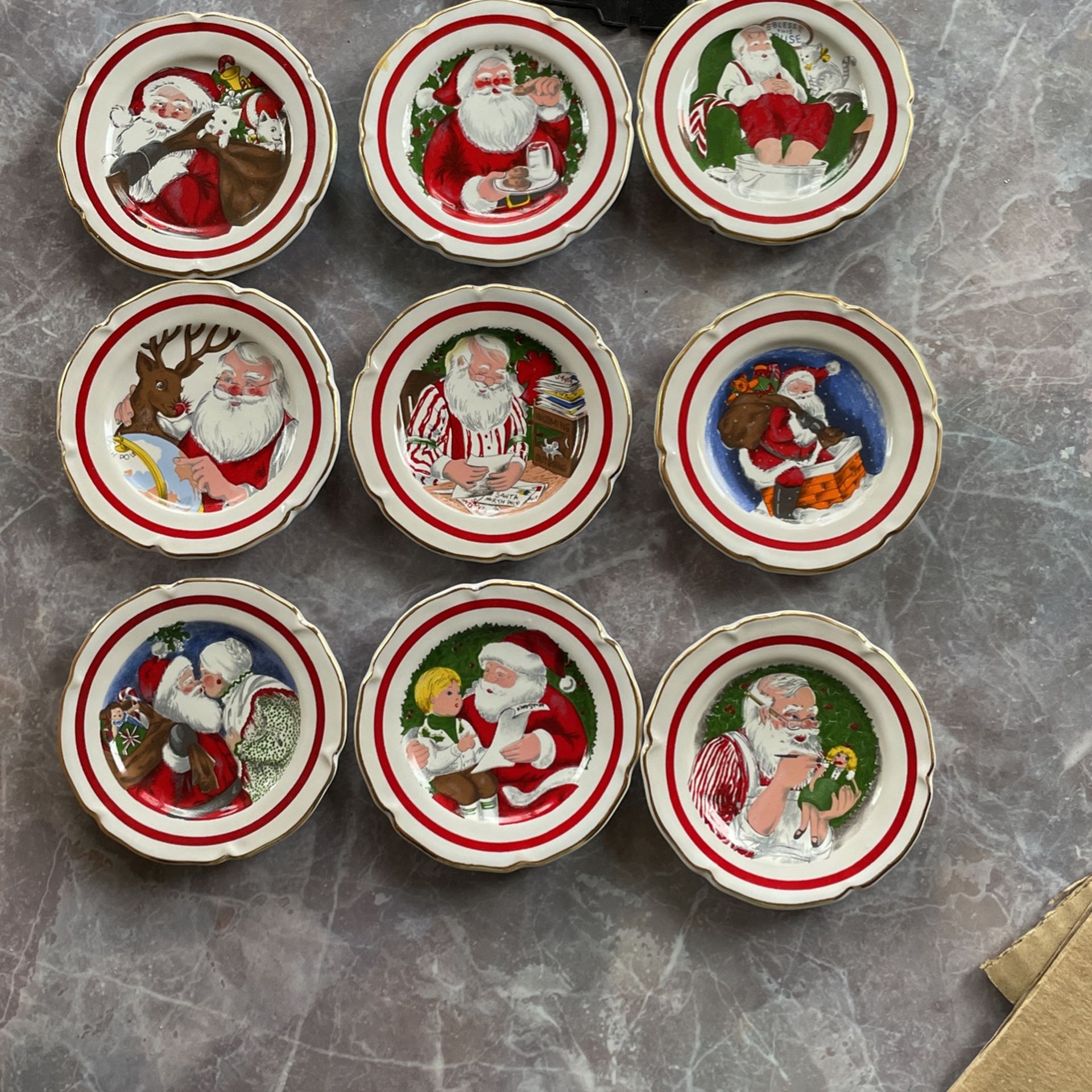 9 Miniature Santa Plates With Stands (NEW)