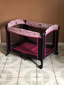 LIKE NEW MINNIE MOUSE BABY PLAY PEN/ PACK AND PLAY!!!!