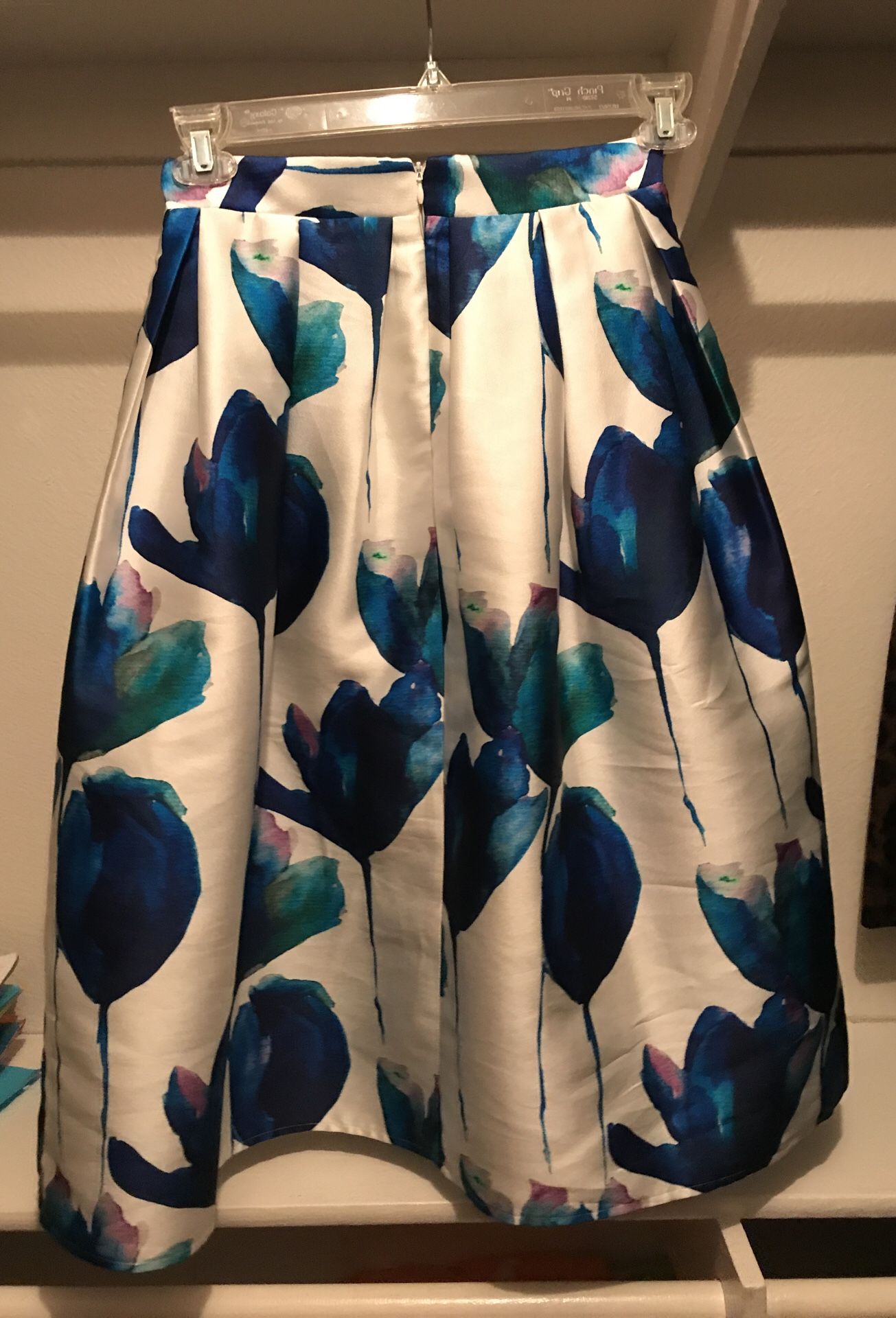 Chic and classy skirt -size SMALL