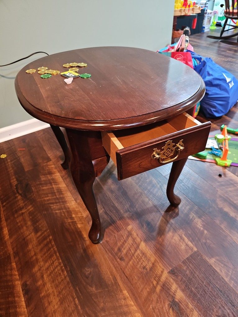 BROYHILL FURNITURE Solid Cherry Traditional Style 23x27" Oval Accent End Table