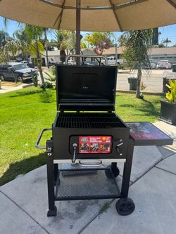 Asador de carbón nuevo ya armado