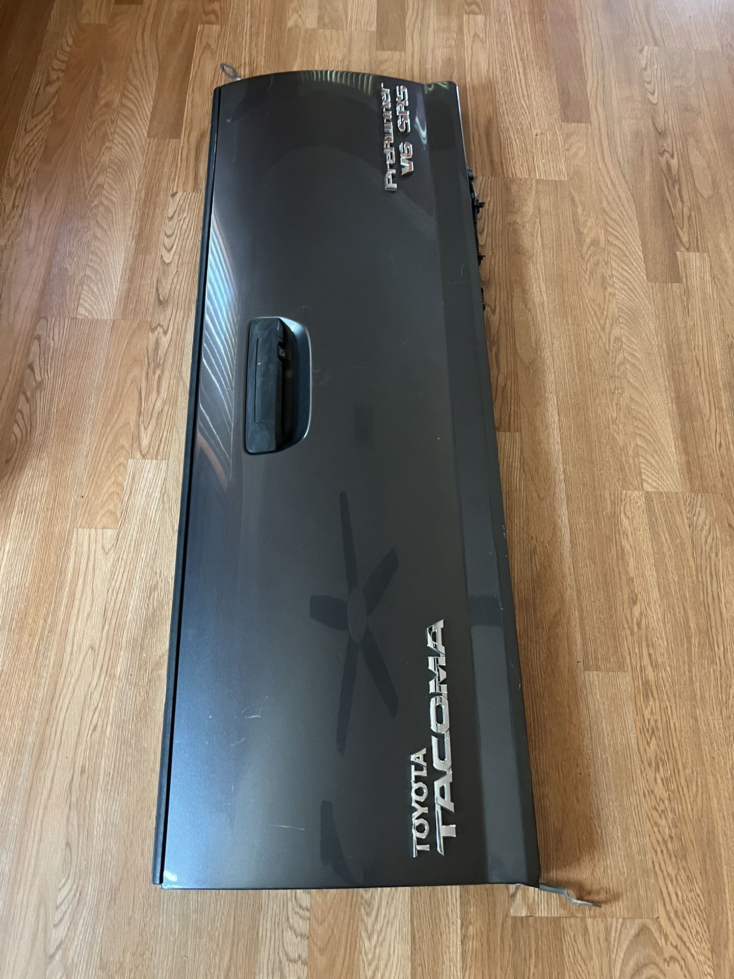 2010. Toyota Tacoma. Tail Gate Parts
