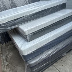 Queen size memory foam mattress 12”.   New mattress in a plastic sealed.     ☎️🔥📲(213)713-74-89.     All sizes in stock   We offer same day delivery